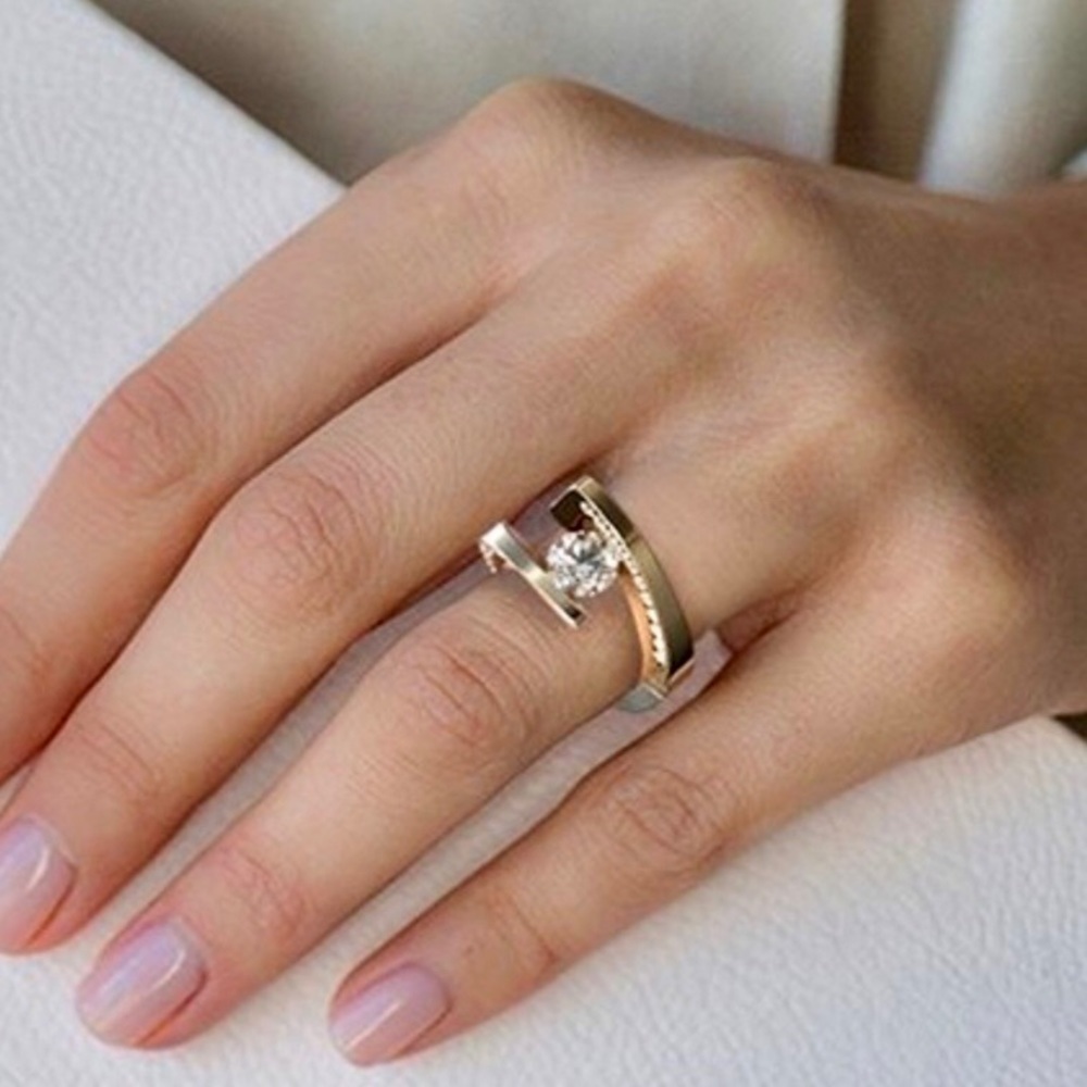 CLASSY GOLD TONE AND CZ RING. - Picture 4 of 10